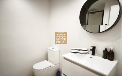 Beautiful, fully refurbished apartment with spacious terraces.